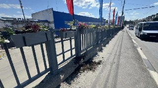 В Орле снова страдают цветочные кашпо на Герценском мосту